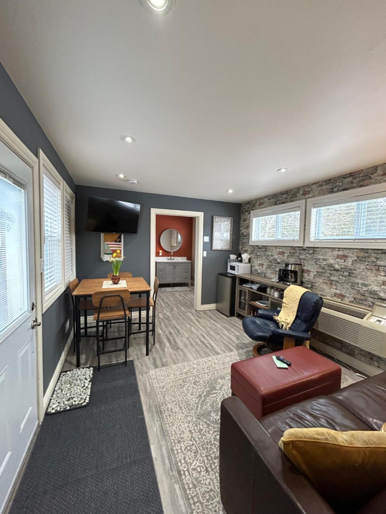 The Inn On Bay Gravenhurst Exterior foto